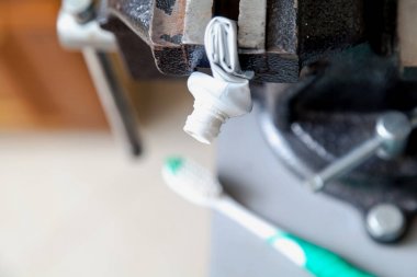 Tezgah vida sıkılmış macununu bükülmüş