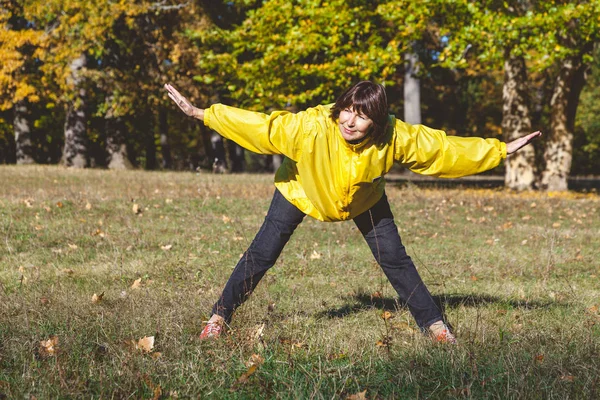 Mature jolie femme à exercer dans une clairière forestière — Photo