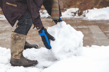 Ellerinde eldiven kartopu yuvarlandı
