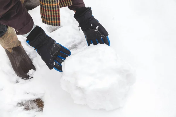 Ręce w rękawiczkach walcowane Śnieżki — Zdjęcie stockowe