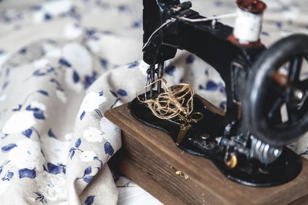Ручная швейная машина крупным планом — стоковое фото