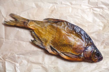 En füme balık parşömen kağıt üzerinde