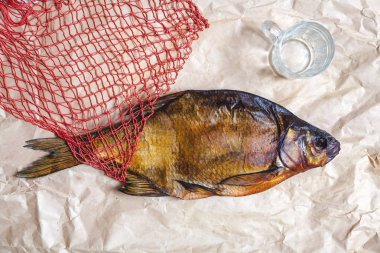 Çoğu balık parşömen kağıt yakın mesh ve cam üzerinde füme