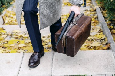 Erkek sonbahar moda. Adam şık ayakkabılar ve Beyaz önlük