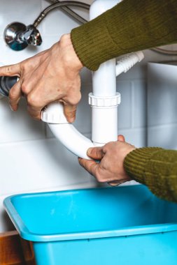 Plastik mutfak dolusavak sisteminin sökülmesi