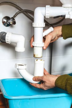 Plastik mutfak dolusavak sisteminin sökülmesi