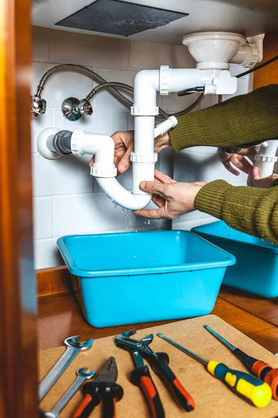 Removing plastic kitchen weir system — Stock Photo, Image