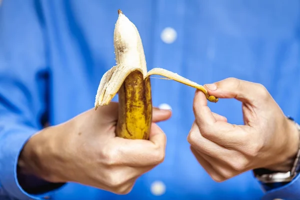 Homem de camisa banana limpa — Fotografia de Stock