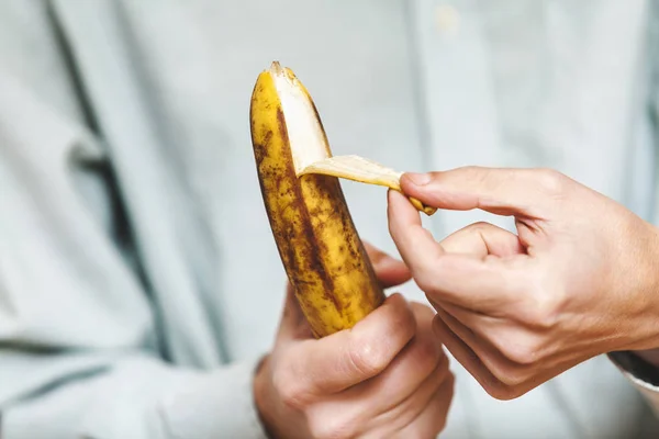 Homem de camisa banana limpa — Fotografia de Stock