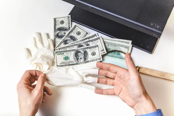 Las manos quitan guantes de goma después de trabajar con dinero — Foto de Stock