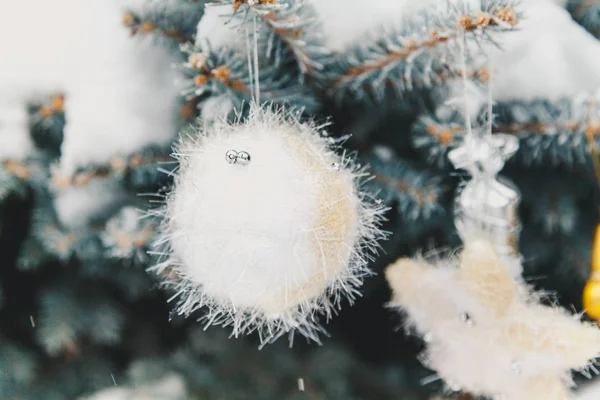 Ursprungliga Mjuka Fluffiga Jul Leksaker Hänga Snötäckta Träd Gren Nära — Stockfoto