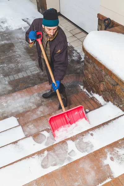 Reinigen van de trap een steenworp afstand van kunststoffen sneeuw shovel — Stockfoto