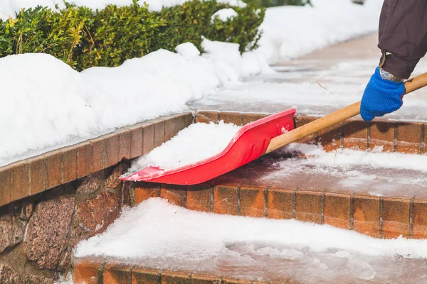 Reinigen van de trap een steenworp afstand van kunststoffen sneeuw shovel — Stockfoto