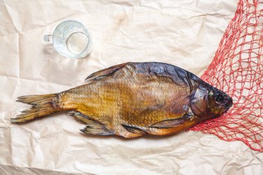 Çoğu balık parşömen kağıt yakın mesh ve cam üzerinde füme