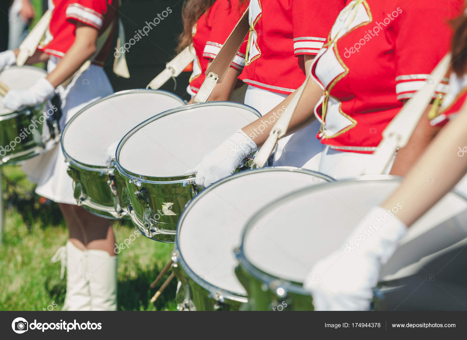Барабанщицы Группы В Форме На Летних Каникулах Стоковое Фото.