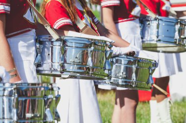 Grup davulcu kız üniformalı üzerinde yaz tatili
