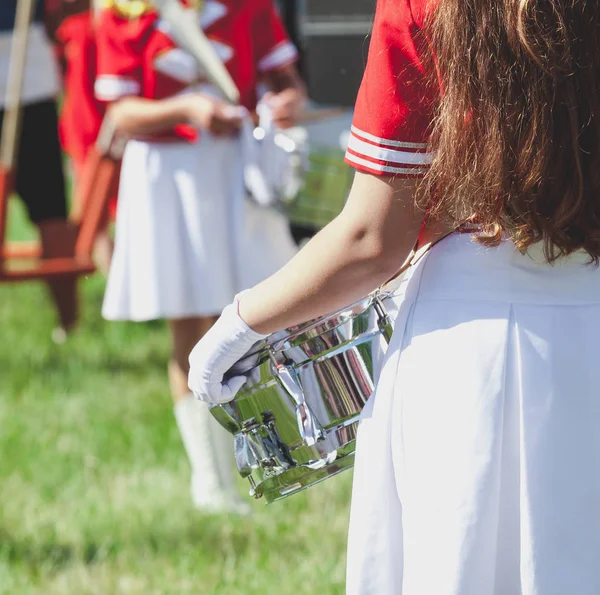 Uzun saçlı kız davulcu spor Festivali — Stok fotoğraf