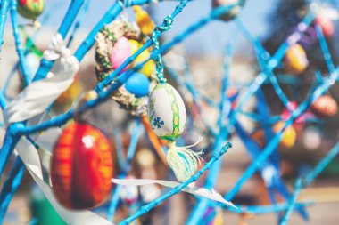 Paskalya yumurtası ağaç dalına asılı