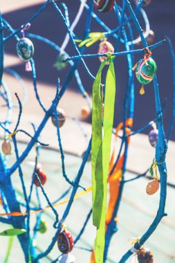 Grup boyalı Paskalya yumurtaları ağaç dalı