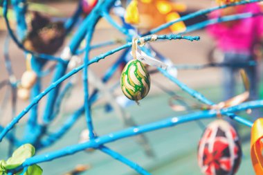 Paskalya yumurtası ağaç dalına asılı