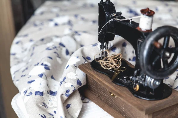Máquina de coser a mano primer plano —  Fotos de Stock