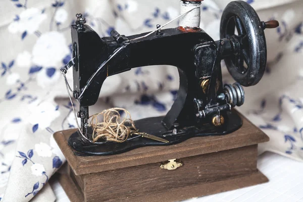 Máquina de coser a mano primer plano —  Fotos de Stock