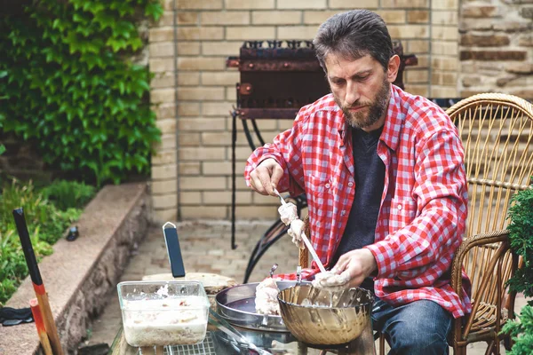 Человек на пикнике полоски мяса на шампуре — стоковое фото