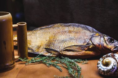 Kurutulmuş balık ve ahşap bira bardağı ile natürmort