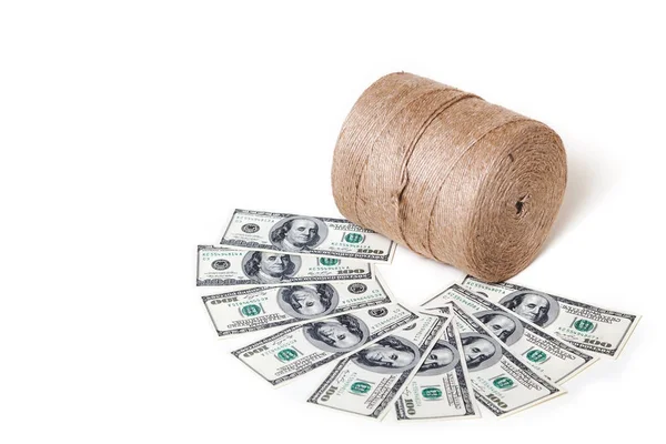 Рулонний шпагат стоїть на доларових банкнотах — стокове фото