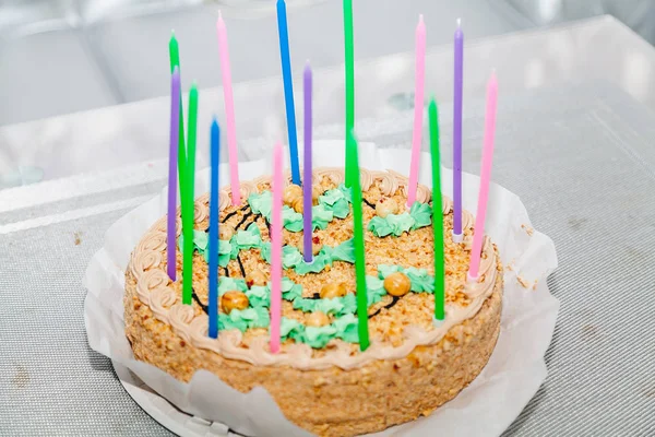 Праздничный круглый торт с высокими свечами — стоковое фото