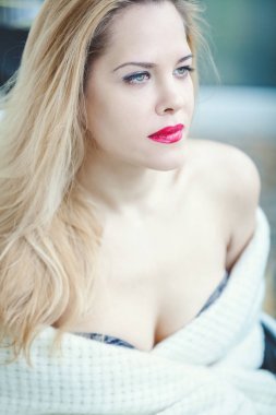 Çıplak omuz ile ilginç genç kadın