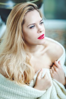 Uzun saçlı sarışın kız beyaz ekose içinde