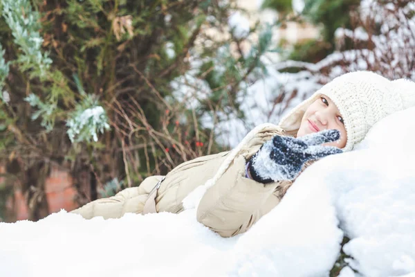 Niña tendida en la nieve —  Fotos de Stock