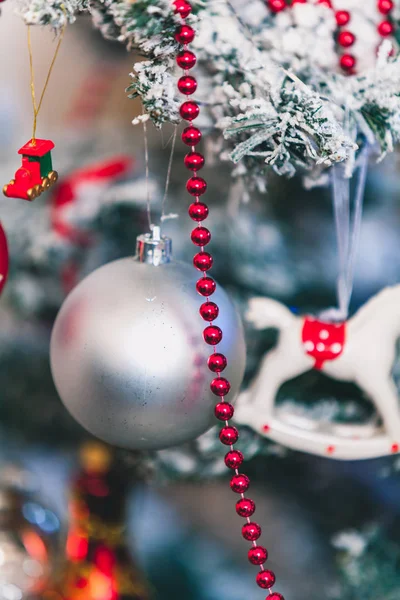 Bella palla bianca sull'albero di Natale — Foto Stock