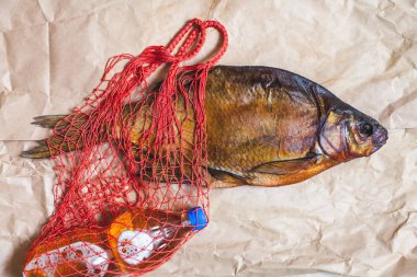 Bira stilllife. Büyük balık parşömen üzerine mesh ve bira kapatın