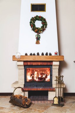 Yeni yıl önce yüksek şömine