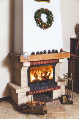 Yeni yıl önce yüksek şömine