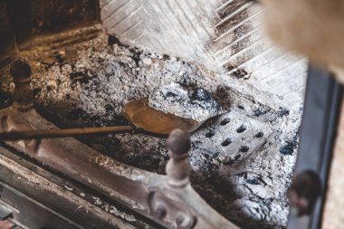 Kül ateşten pirinç blade extinguished lay