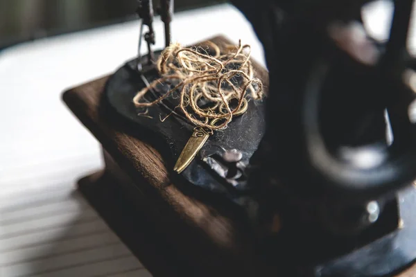 Ручная швейная машинка вид сверху — стоковое фото