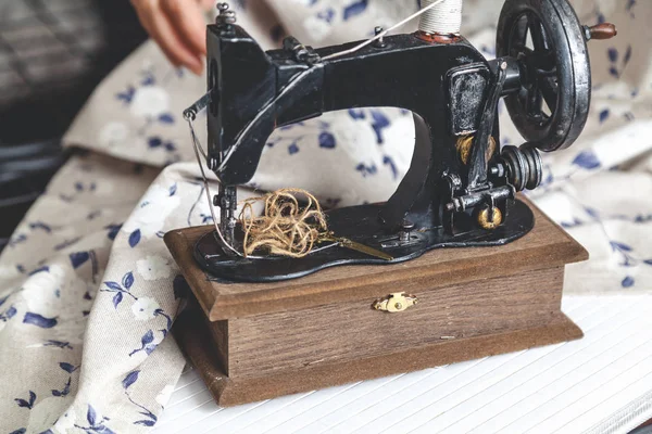 Máquina de coser a mano y mano de costurera de primer plano —  Fotos de Stock