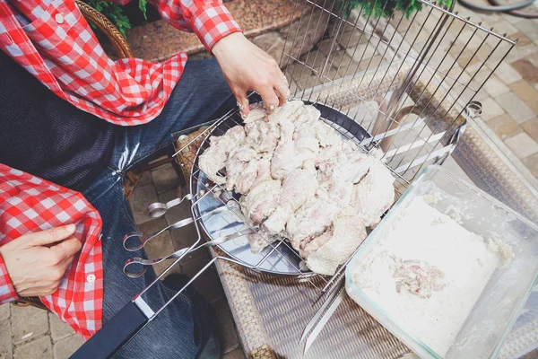 Руки кладут куски мяса в гриль для барбекю — стоковое фото
