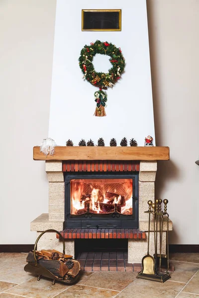 Yeni yıl önce yüksek şömine