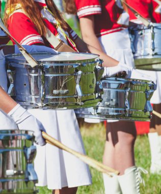 Grup davulcu kız üniformalı üzerinde yaz tatili