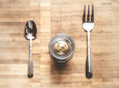 Bıldırcın yumurta sarmal rafa. Sonraki kaşık ve çatal