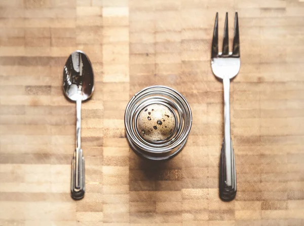 Bıldırcın yumurta sarmal rafa. Sonraki kaşık ve çatal