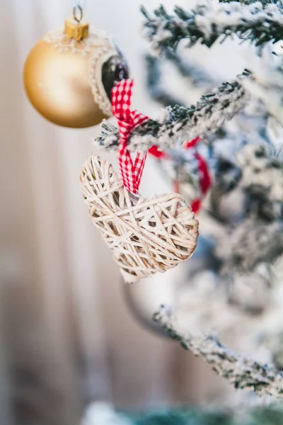 Corazón de mimbre pesa en el árbol de Navidad — Foto de Stock