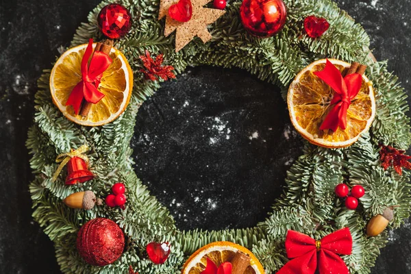 Красивый рождественский венок на темном фоне — стоковое фото