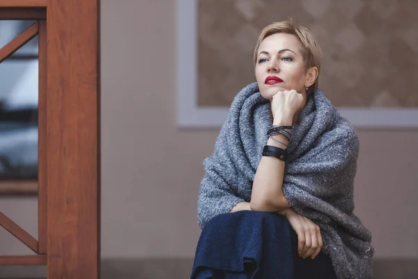 灰色のセーターで美しい女性の肖像画 — ストック写真
