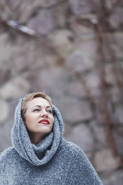 Porträt einer schönen Frau im grauen Pullover — Stockfoto