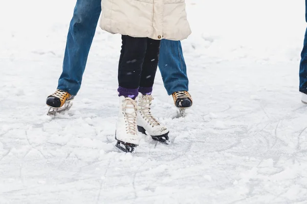 Ноги мужчины и женщины катаются на коньках по льду — стоковое фото